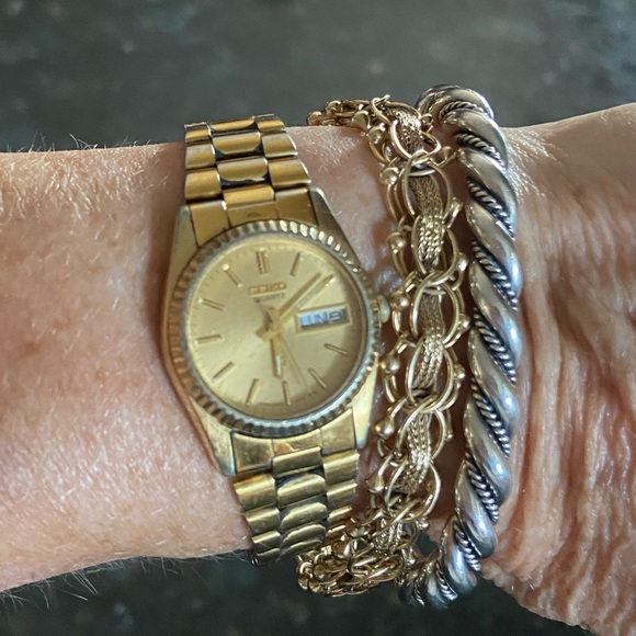SEIKO Women’s Gold Tone Watch - Picture 2 of 8